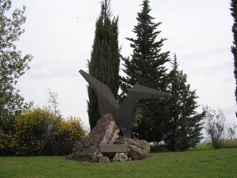 Monumento ai caduti della Resistenza, simbolo di memoria e dignità in un contesto naturale.