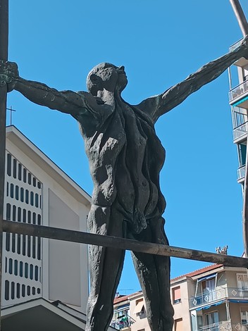Monumento alla Resistenza, scultura che celebra la lotta per la libertà e i diritti umani.