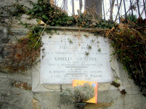 Lapide commemorativa di Pidello e Girelli, situata a Pollone, dedicata alla memoria di due giovani.