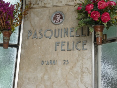 Sacrario ai caduti partigiani con iscrizioni commemorative e fiori in onore dei defunti.